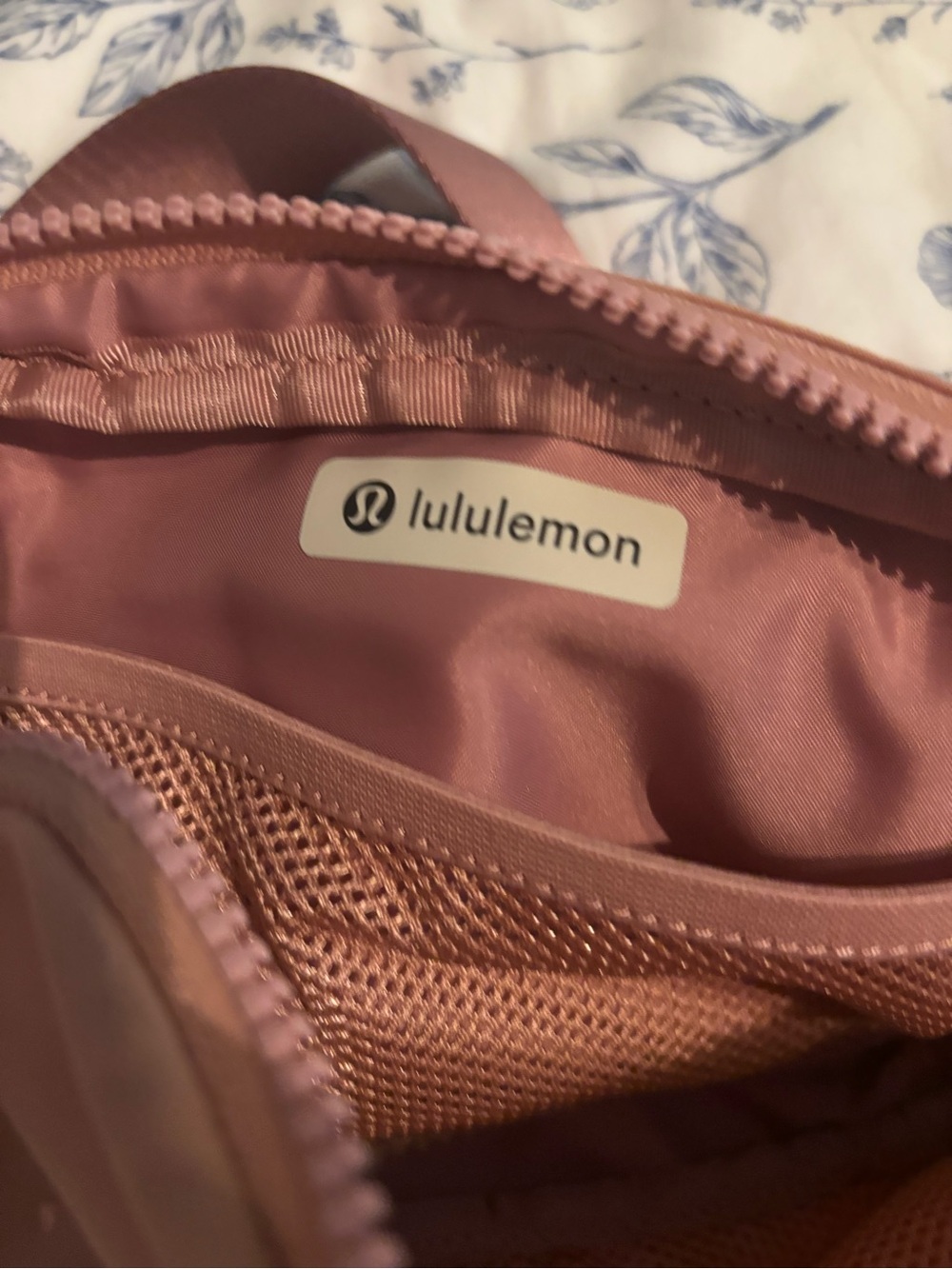 Lululemon Crossbody Bag Dusty Rose - Picture 7 of 8